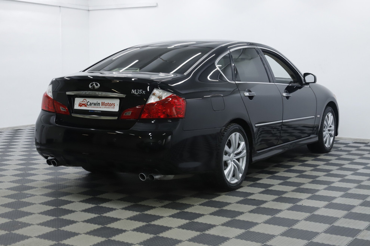 Infiniti M