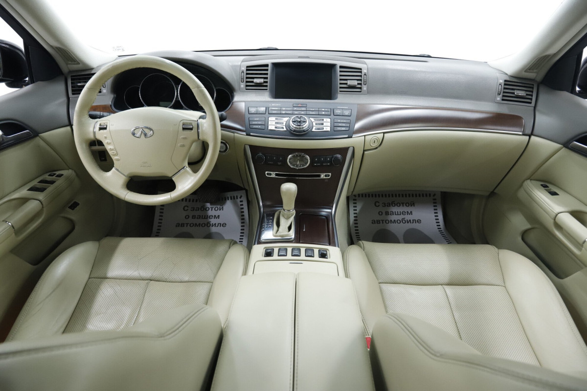 Infiniti M